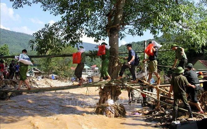Lực lượng Công an tiếp tế cho người dân bản Hòa Sơn. (Ảnh: TTXVN)