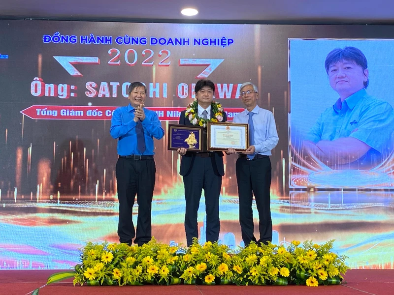Phó Chủ tịch Ủy ban nhân dân Thành phố Hồ Chí Minh Võ Văn Hoan và Phó Chủ tịch Tổng Liên đoàn Lao động Việt Nam Trần Thanh Hải trao Bằng khen vinh danh các doanh nghiệp tiêu biểu.
