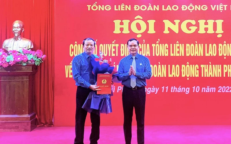 Chủ tịch Tổng Liên đoàn Lao động Việt Nam Nguyễn Đình Khang trao Quyết định và tặng hoa chúc mừng tân Chủ tịch Liên đoàn Lao động thành phố Hải Phòng Nguyễn Anh Tuân. 