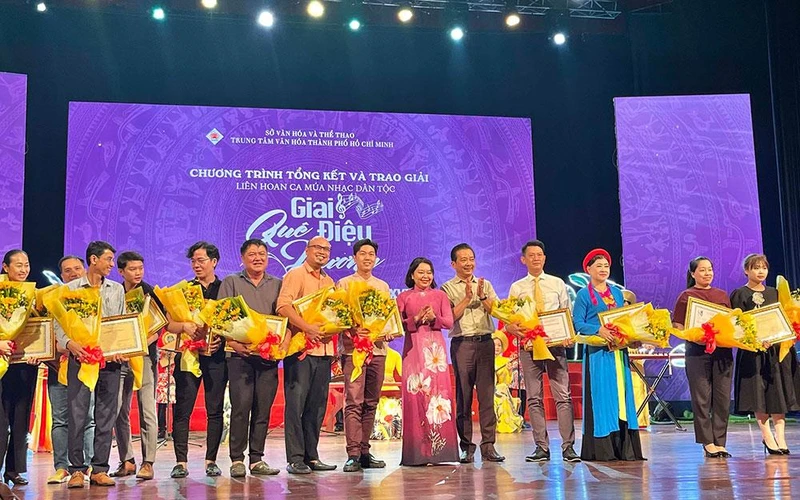 Các đại biểu trao giải cho các đơn vị đoạt giải tại liên hoan.
