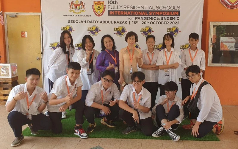 Đoàn học sinh Việt Nam tại Diễn đàn.