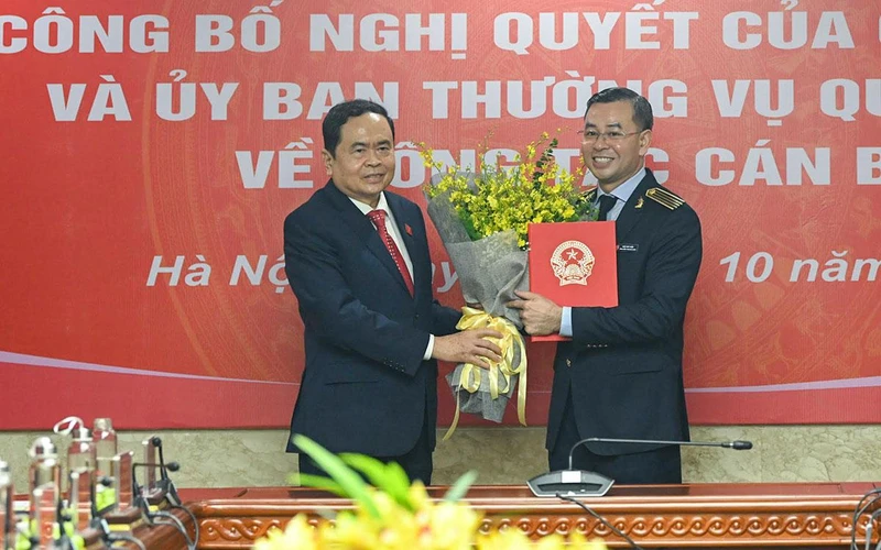 Phó Chủ tịch Thường trực Quốc hội Trần Thanh Mẫn trao Nghị quyết và tặng hoa cho Tổng Kiểm toán Ngô Văn Tuấn. (Ảnh: DUY LINH)