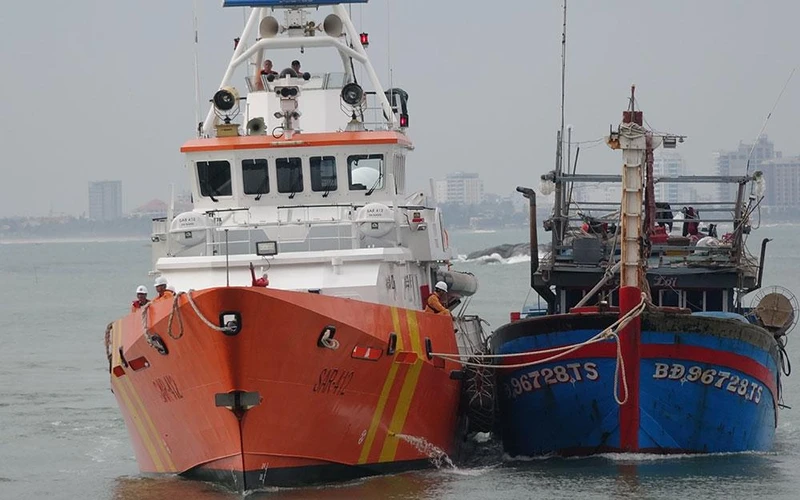Lai dắt thành công tàu BĐ 96728 TS về bờ an toàn. (Ảnh: Trung tâm cung cấp)