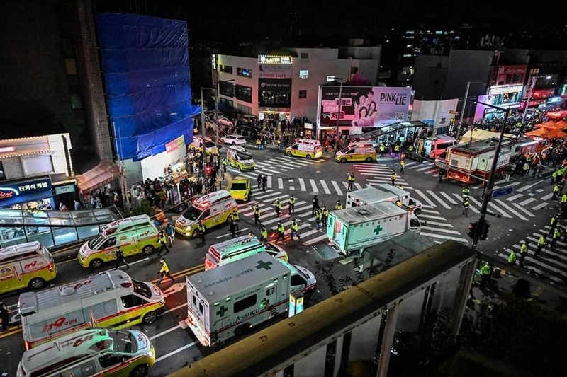 Lực lượng chức năng Hàn Quốc tại hiện trường vụ giẫm đạp. (Ảnh: AFP/TTXVN)