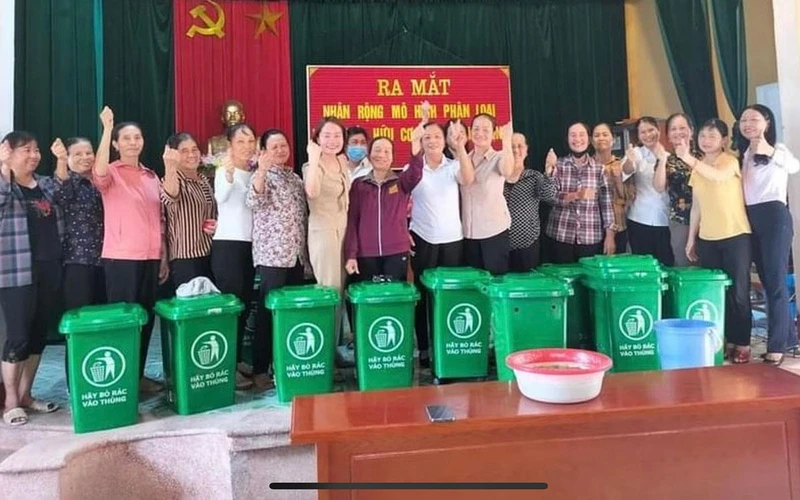 Ra mắt mô hình xử lý rác thải tại hộ gia đình ở xã Đoàn Kết.