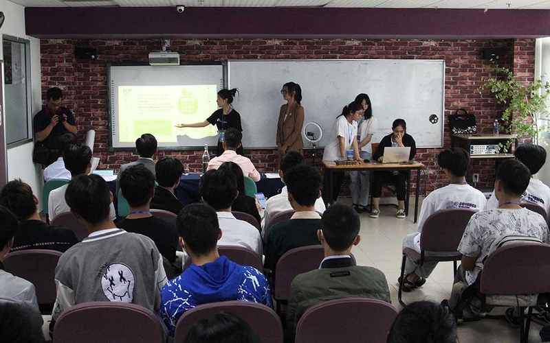 Các đội thi thuyết trình ý tưởng tại Vòng Giải pháp.