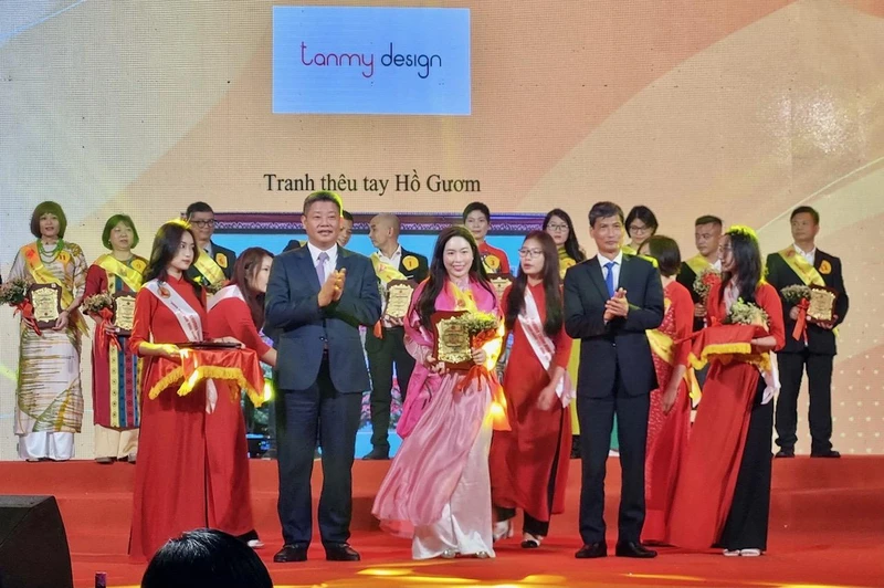 Lãnh đạo thành phố Hà Nội trao danh hiệu “Hàng Việt Nam được người tiêu dùng yêu thích” cho các doanh nghiệp.