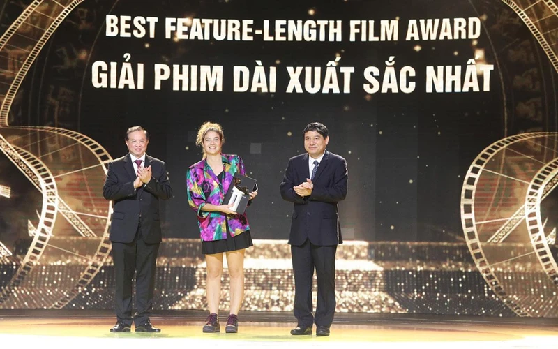 Đại diện đoàn làm phim "Paloma"nhận giải thưởng. (Ảnh: KHIẾU MINH)