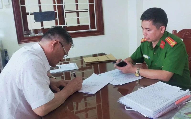 Đại diện cơ quan điều tra làm việc với bị can.