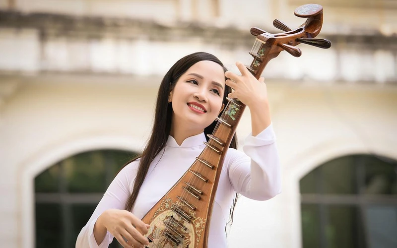 Nghệ sĩ đàn tỳ bà Vũ Diệu Thảo. (Ảnh: BÌNH QUÁCH)