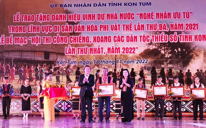 Gắn huy hiệu, trao Bằng Nghệ nhân ưu tú và hoa cho các nghệ nhân được vinh danh.
