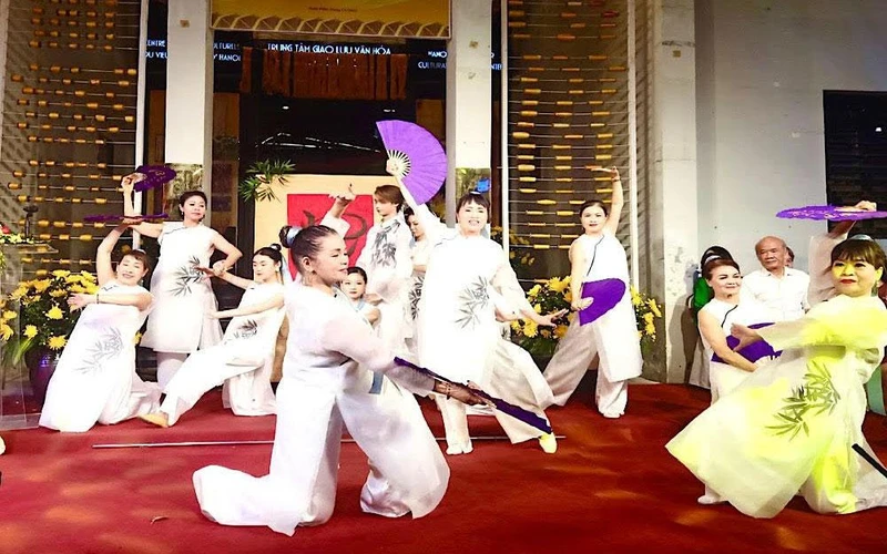 Biểu diễn nghệ thuật trong chương trình Muôn nẻo đường tơ đêm khai mạc.