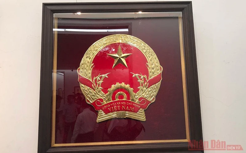 Mẫu Quốc huy của họa sĩ Bùi Trang Chước. 