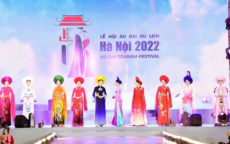 Trình diễn áo dài trong đêm khai mạc.