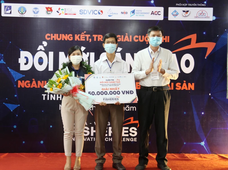 Dự án “Thiết bị cảnh báo khẩn cấp tự động, hỗ trợ tìm kiếm cho tàu cá khi gặp nạn” của nhóm tác giả Bùi Minh Thảo và Huỳnh Thị Phương Dung (Trường cao đẳng Kỹ thuật và Công nghệ tỉnh Bà Rịa- Vũng Tàu) giành giải nhất tại Cuộc thi đổi mới sáng tạo Ngành Thủy sản tỉnh Bà Rịa-Vũng Tàu năm 2021.