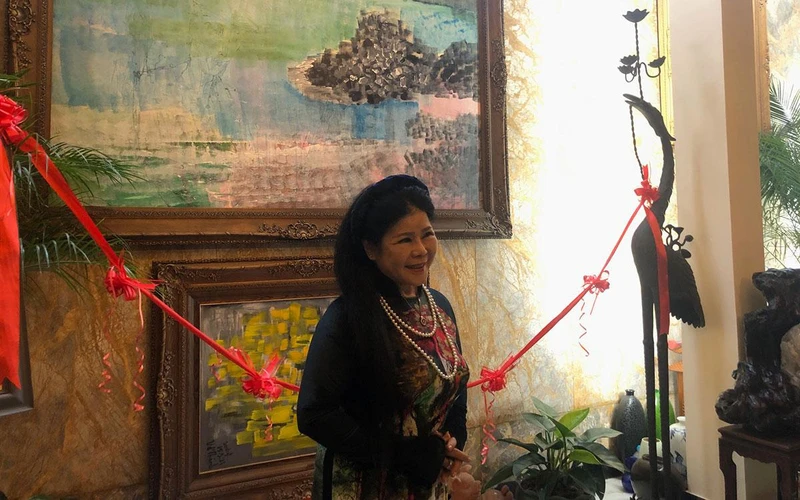 Họa sĩ Văn Dương Thành tại triển lãm.