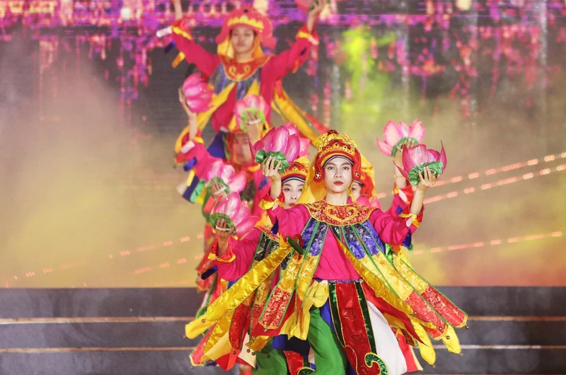 Trình diễn múa Lục cúng hoa đăng. (Ảnh: KHIẾU MINH)
