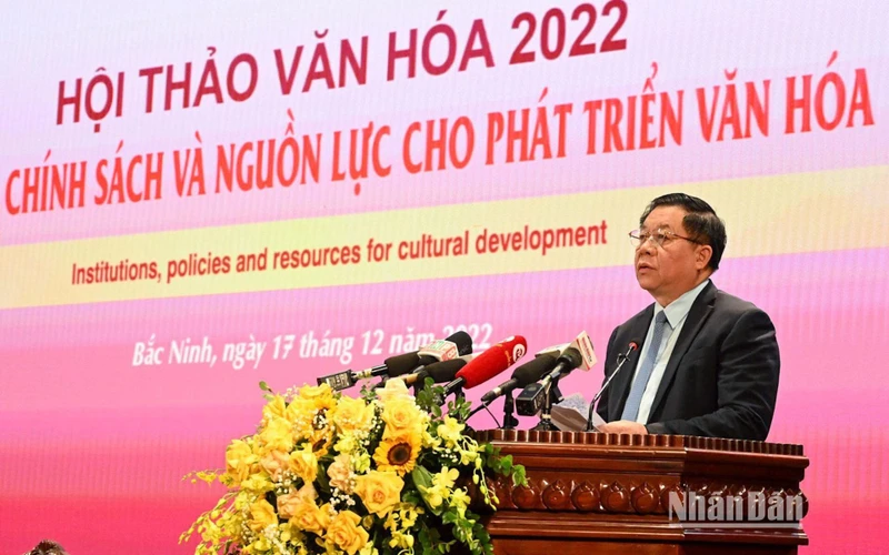 Đồng chí Nguyễn Trọng Nghĩa đọc tham luận tại Hội thảo. (Ảnh: DUY LINH)