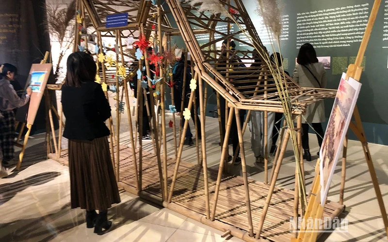 Mô hình cầu Long Biên bằng tre.