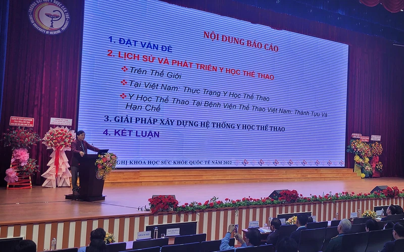 Một chuyên gia trình bày báo cáo tại hội nghị.