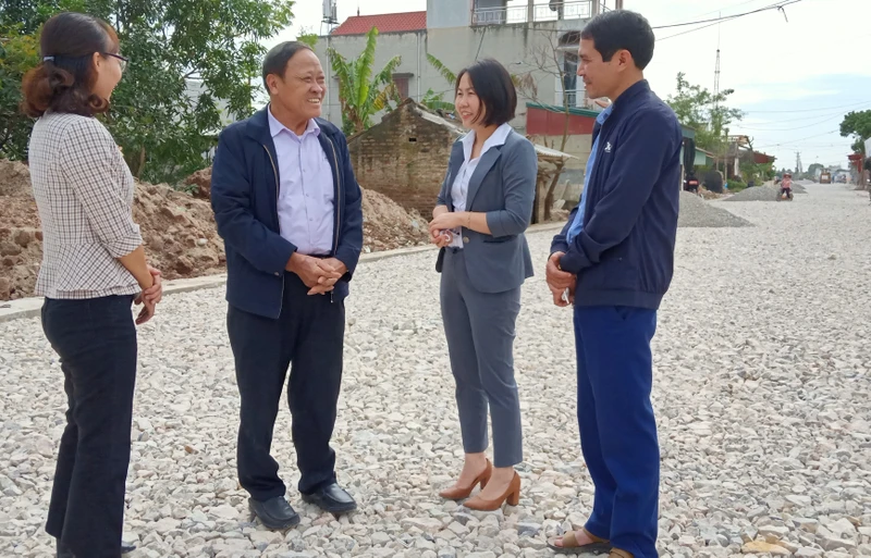 Giáo dân Nguyễn Văn Cường (thứ hai từ trái sang), trú tại xã Quỳnh Ngọc (huyện Quỳnh Phụ, tỉnh Thái Bình) tự nguyện góp hơn 200 mét vuông đất ở trị giá hơn 1 tỷ đồng để làm đường.