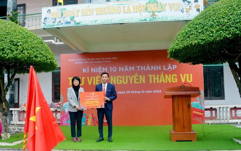 Nhà xuất bản Kim Đồng tặng sách và máy vi tính cho trường Tiểu học Quảng Thuận. (Ảnh: Nhà xuất bản Kim Đồng)