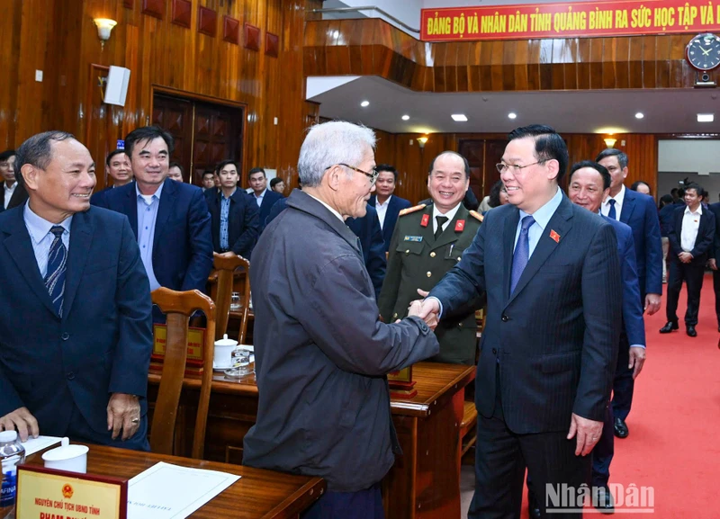 Chủ tịch Quốc hội Vương Đình Huệ với các đại biểu tại buổi làm việc. (Ảnh: DUY LINH)