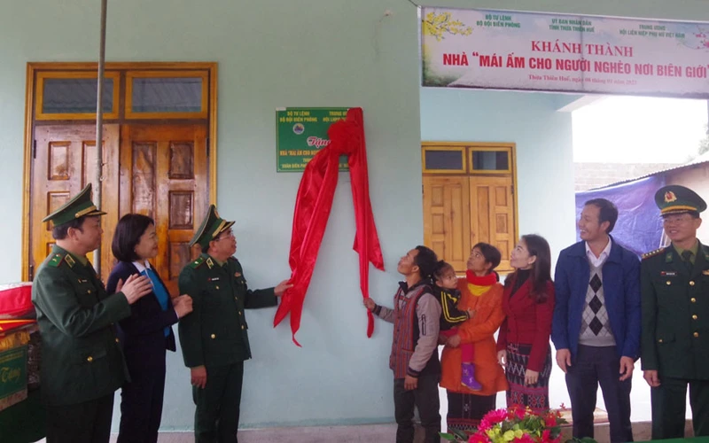 Thiếu tướng Phùng Quốc Tuấn cùng ông Hồ Văn Phẩy kéo dải băng khánh thành nhà. 