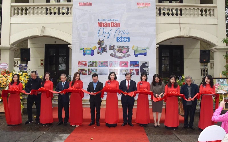 Các đại biểu cắt băng khai mạc triển lãm. (Ảnh: THÀNH ĐẠT)