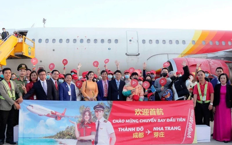Chào đón du khách Trung Quốc đến Nha Trang trong ngày đầu Xuân mới.