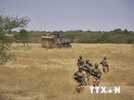 Binh sĩ quân đội Pháp tuần tra trong chiến dịch Barkhane ở miền Bắc Burkina Faso ngày 12/11/2019. (Ảnh: AFP/TTXVN)