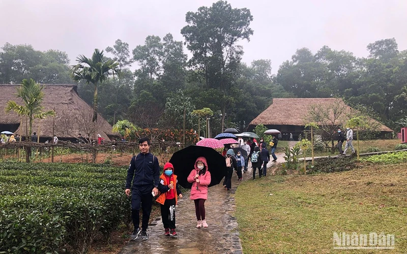 Du khách tham quan Làng Văn hóa-Du lịch các dân tộc Việt Nam.