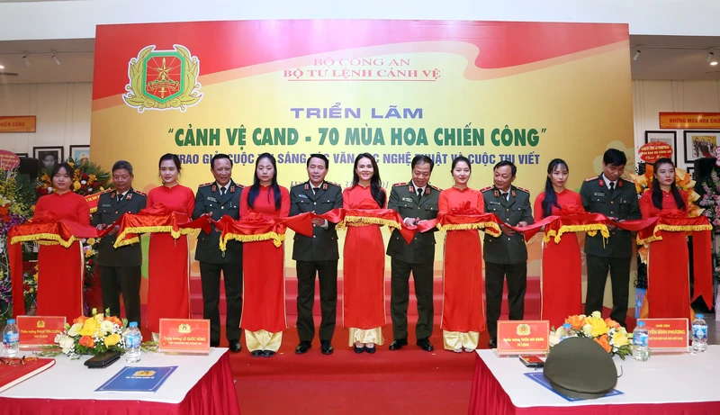 Lễ cắt băng khai mạc triển lãm. (Ảnh: Ban tổ chức cung cấp)