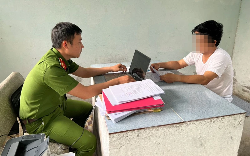 Bị can Bùi Văn Tấn tại cơ quan điều tra. (Ảnh do Cơ quan Công an cung cấp)