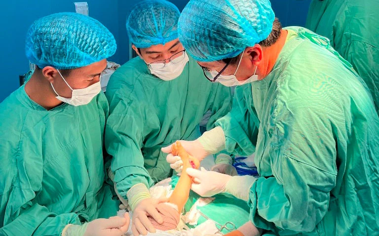 PGS, TS Nguyễn Văn Hỷ và ê-kíp phẫu thuật thành công cho bệnh nhi bị dị tật bẩm sinh bàn chân khoèo.
