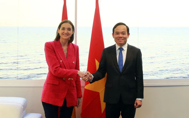 Phó Thủ tướng Trần Lưu Quang gặp Bộ trưởng Công nghiệp, Thương mại và Du lịch Tây Ban Nha Reyes Maroto. (Ảnh: baochinhphu.vn)