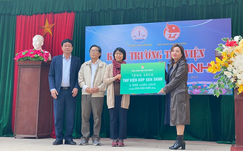 Tặng 1.500 cuốn sách cho Thư viện. (Ảnh: Nhà xuất bản Kim Đồng)