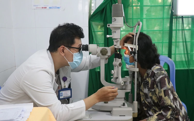 Bác sĩ khám bệnh và cấp thuốc miễn phí cho người dân nghèo, có hoàn cảnh khó khăn.