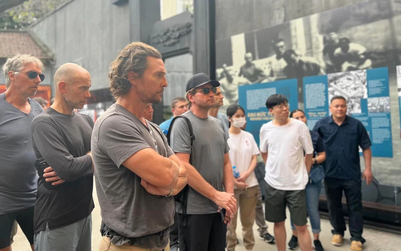 Matthew McConaughey cùng các thành viên trong đoàn tại khu di tích Nhà tù Hỏa Lò. (Ảnh: Ban quản lý khu di tích)