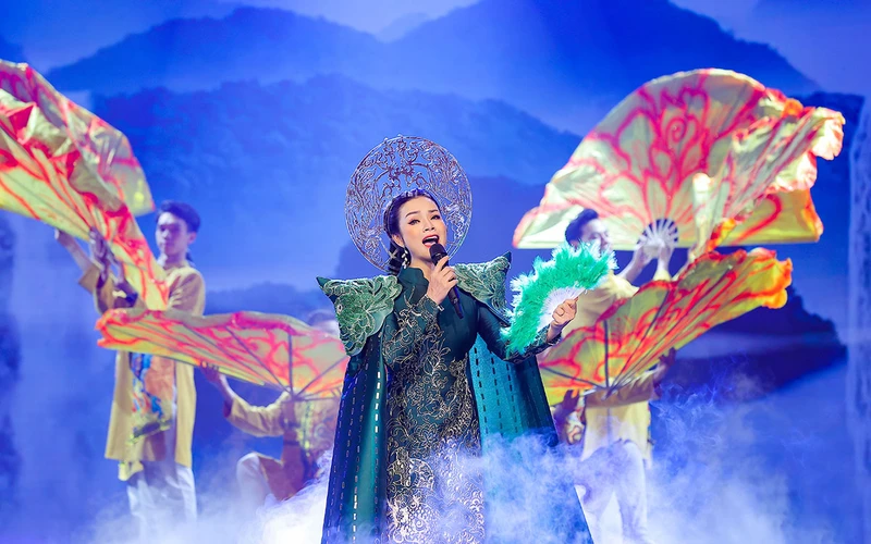 Ca sĩ Tân Nhàn trong chương trình "Con đường âm nhạc". (Ảnh: HÒA NGUYỄN)