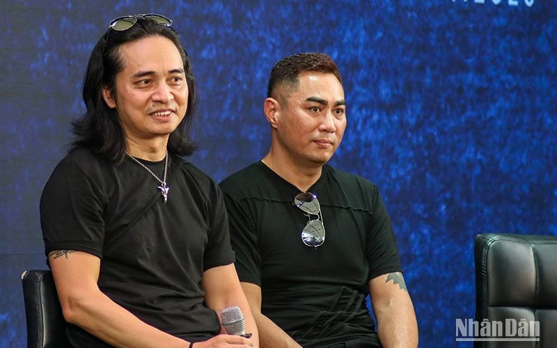 Thành viên Bức tường tại lễ ra mắt.