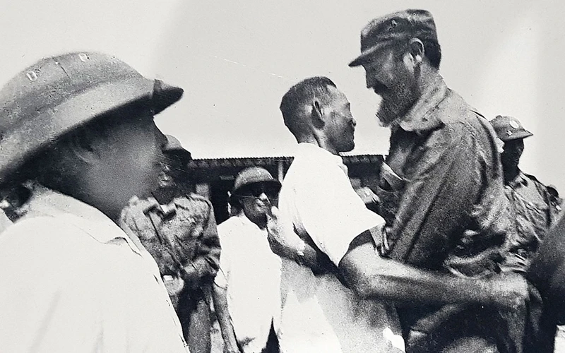 Bí thư Tỉnh ủy Quảng Trị Hồ Sỹ Thản đón Chủ tịch Cuba Fidel Castro tại bờ nam sông Bến Hải vào sáng 15/9/1973. (Ảnh: Tư liệu)