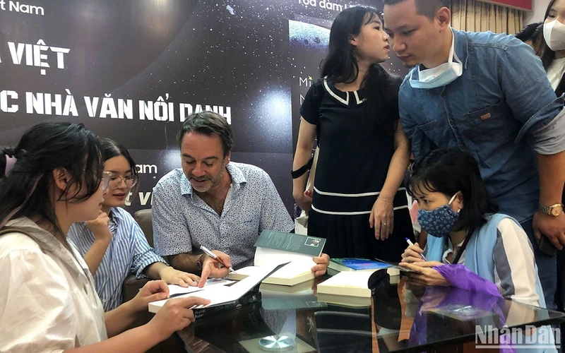 Nhà văn trinh thám Pháp Michael Bussi giao lưu với độc giả ở Hà Nội năm 2022.