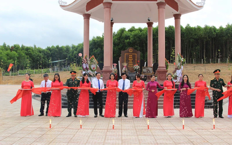 Cắt băng khánh thành công trình.