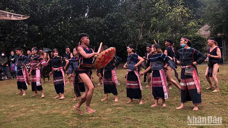 Trình diễn dân ca dân vũ tại Làng.