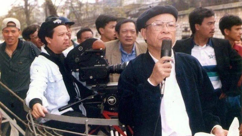 Đạo diễn, NSND Bùi Đình Hạc (người cầm mic) tại trường quay phim "Hà Nội 12 ngày đêm". (Ảnh tư liệu)