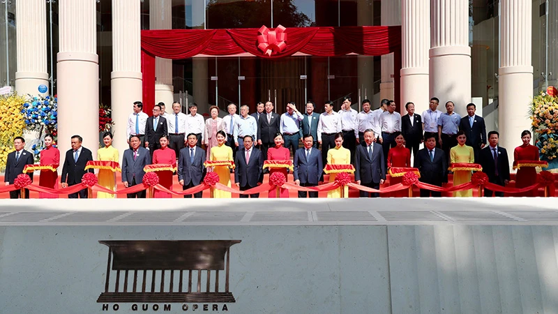 Các vị lãnh đạo Đảng, Nhà nước tại lễ cắt băng khánh thành Nhà hát. (Ảnh: NAM NGUYỄN)