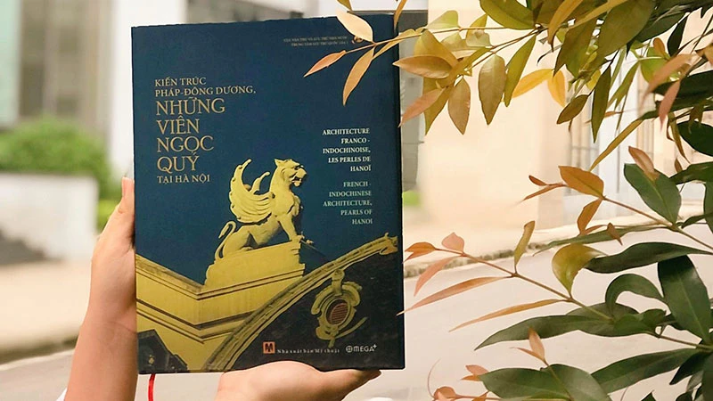 Cuốn “Kiến trúc Pháp-Đông Dương, những viên ngọc quý tại Hà Nội”. (Ảnh: Omega Plus Book)