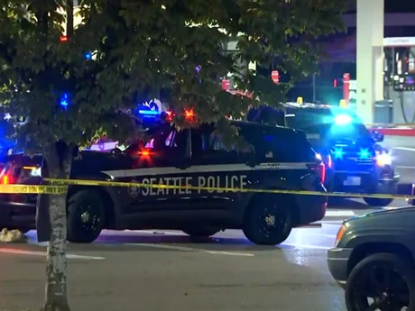Cảnh sát Mỹ làm việc tại hiện trường vụ xả súng ở phía Nam Seattle. (Nguồn: CNN)