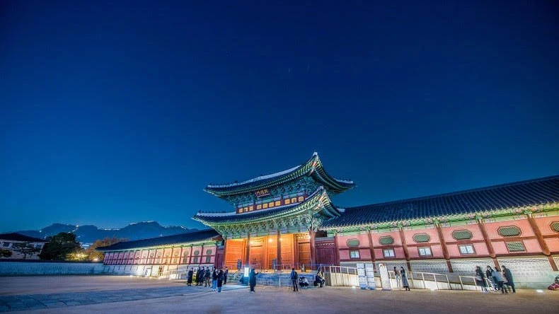 Du khách tham quan Cung điện Gyeongbokgung, Hàn Quốc.